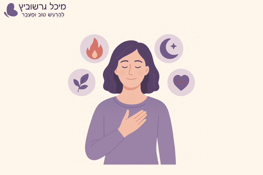 אישה בגיל המעבר עם מאוורר, מחייכת ברוגע ומתמודדת עם גלי חום